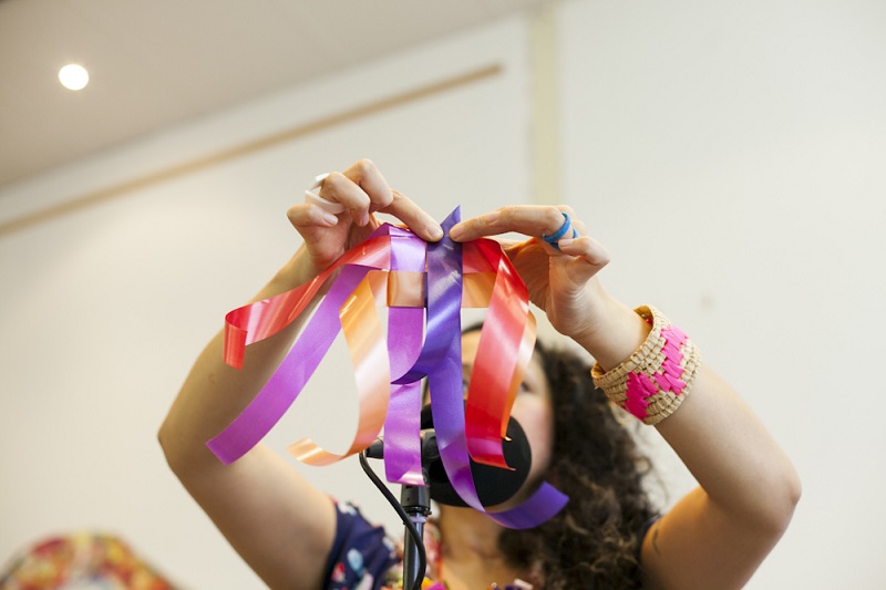 Maryann hosting a weaving workshop, Photo by Martina Gemmola